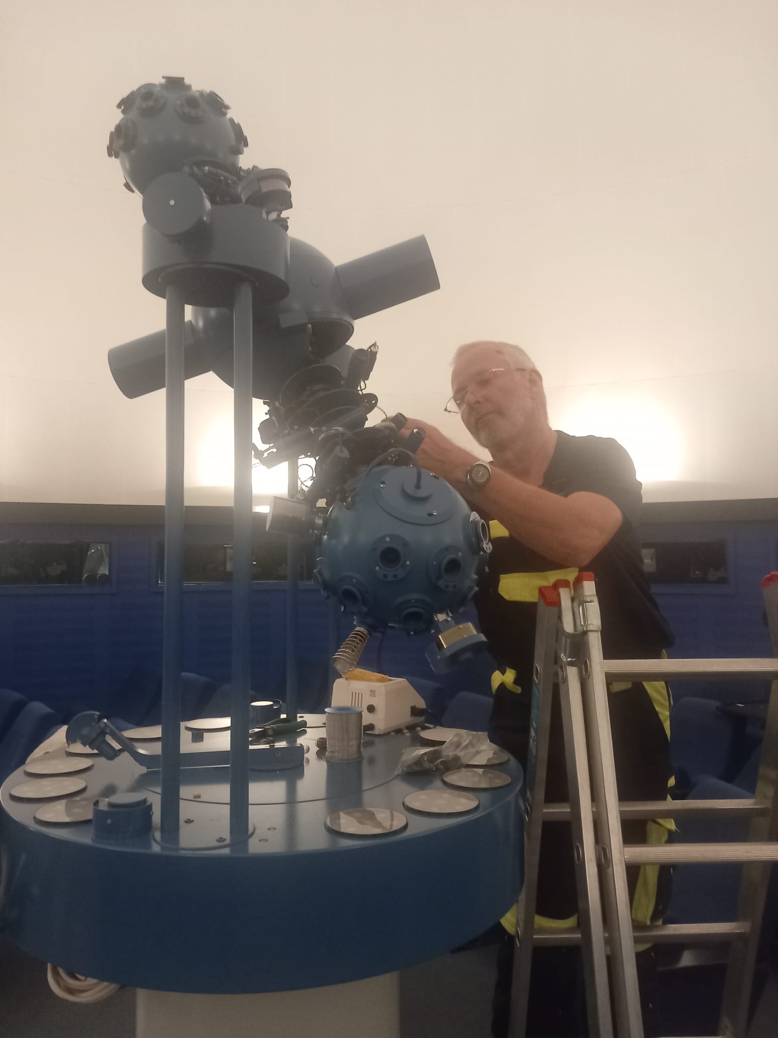 Jan Šifner při servisu planetária